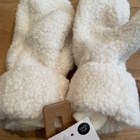 NWT I am Juniors Sherpa White Black Faux Fur Animal Mittens ages 13 and up - Picture 6 of 8